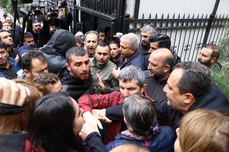 Evlat nöbeti tutan aileler HDPye siyah çelenk bıraktı, gerginlik yaşandı