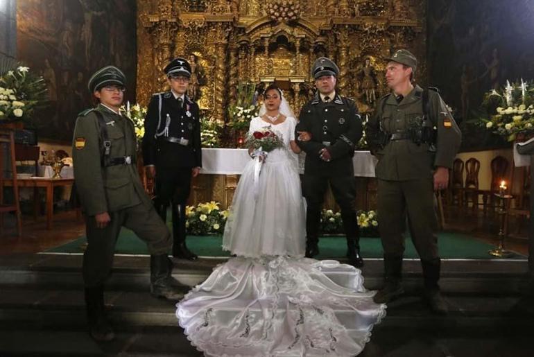 Meksikadaki nazi temalı düğüne büyük tepki Gamalı haçlar, Nazi SS subaylarının üniformaları, Hitler menüsü...