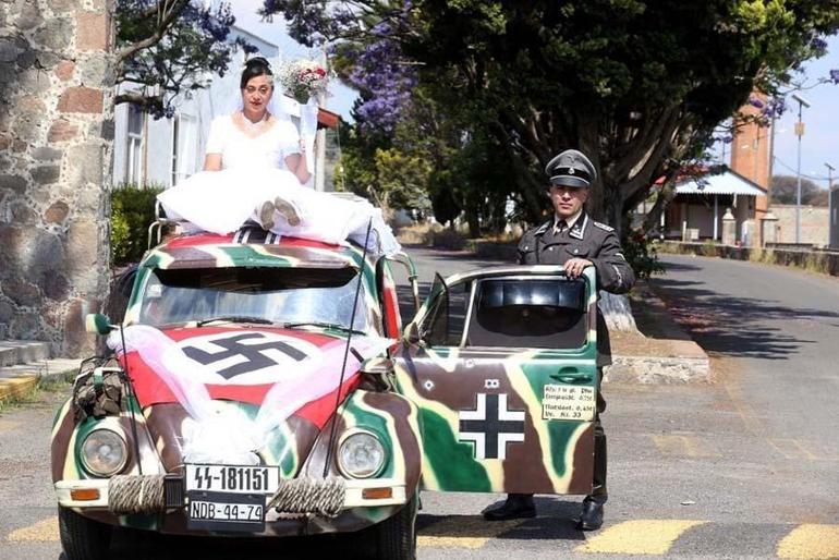 Meksikadaki nazi temalı düğüne büyük tepki Gamalı haçlar, Nazi SS subaylarının üniformaları, Hitler menüsü...