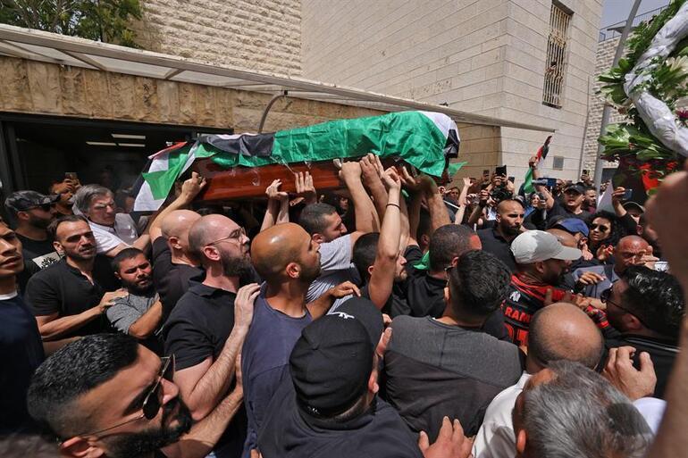 İsrail polisinden akılalmaz müdahale Cenaze karıştı, tabut yere düştü