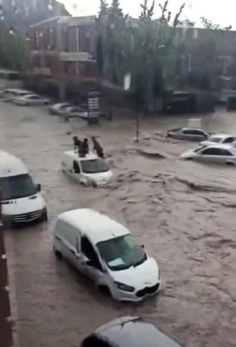 Ankarada sağanak; yolu su bastı İş makinesi ile kurtarıldılar