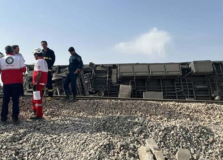 İran güne felaketle uyandı Tren raydan çıktı.. Çok sayıda ölü ve yaralı var...