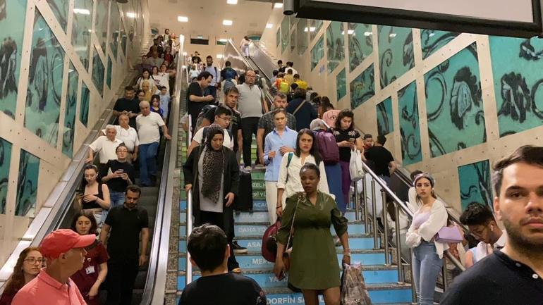 Yenikapı’da metro arızalandı, vatandaş isyan etti