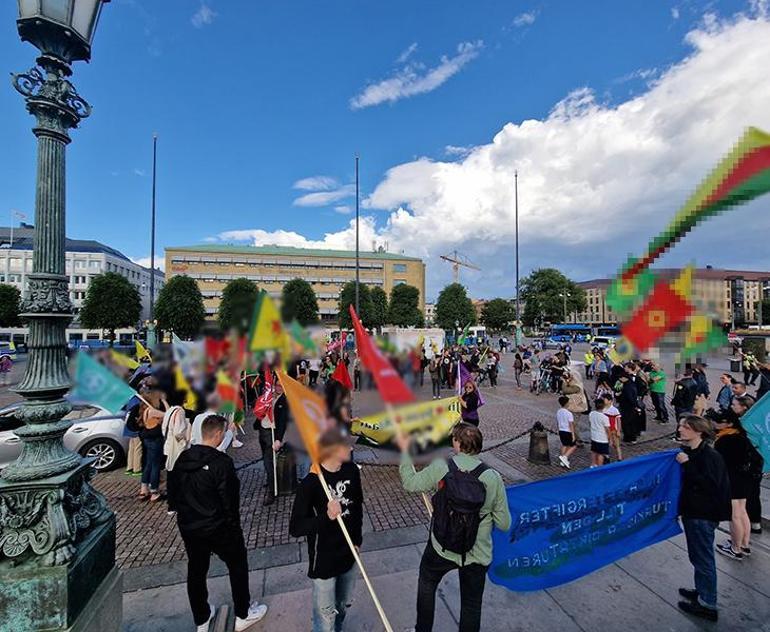 Türkiyenin haklılığını ortaya koyan görüntüler İsveçte terör örgütü PKK paçavralarıyla gösteri düzenlediler