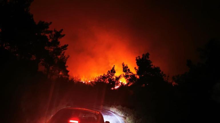 Marmariste orman yangını Ekipler söndürmeye çalışıyor