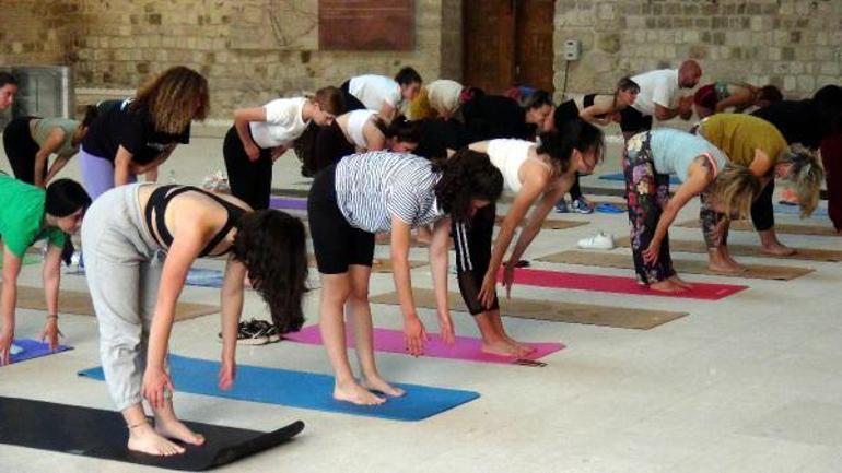 Dünya Yoga Gününde, 4 asırlık kervansarayda yoga etkinliği yapıldı