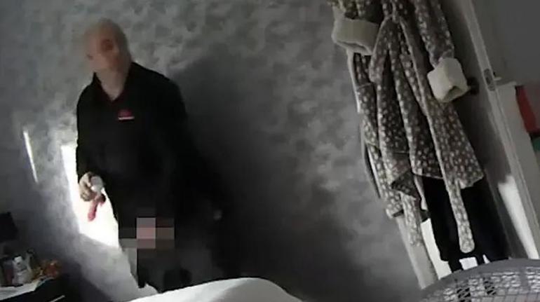 Tesisatçı, tamir için gittiği evde yatak odasına gizli kamera koyarken yakalandı