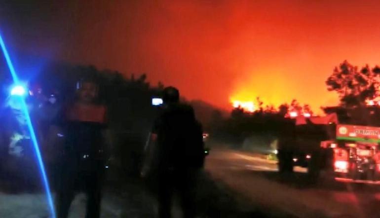 Marmariste orman yangını sürüyor Alevlerin tehdit ettiği bölge tahliye edildi