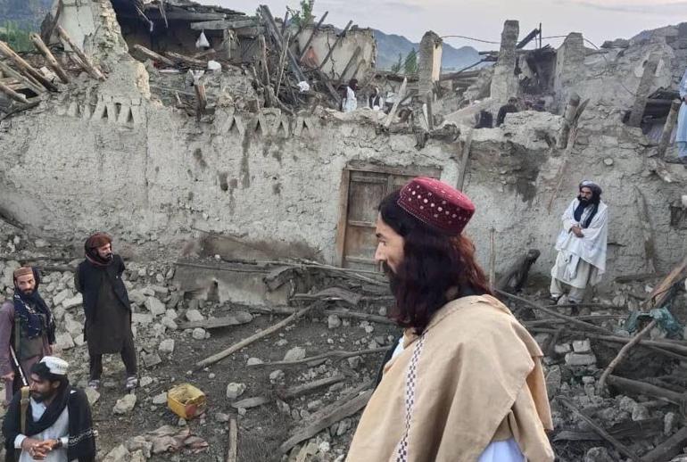 Afganistanda 6.1 büyüklüğünde deprem En az 1000 kişi hayatını kaybetti
