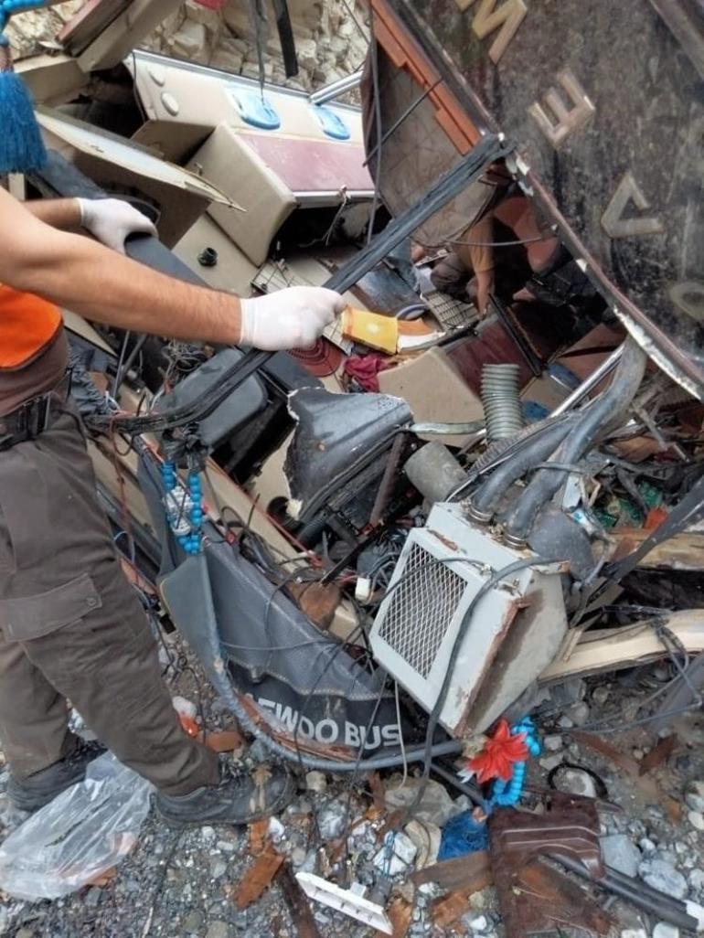 Pakistanda otobüs vadiye uçtu: 19 ölü, 12 yaralı