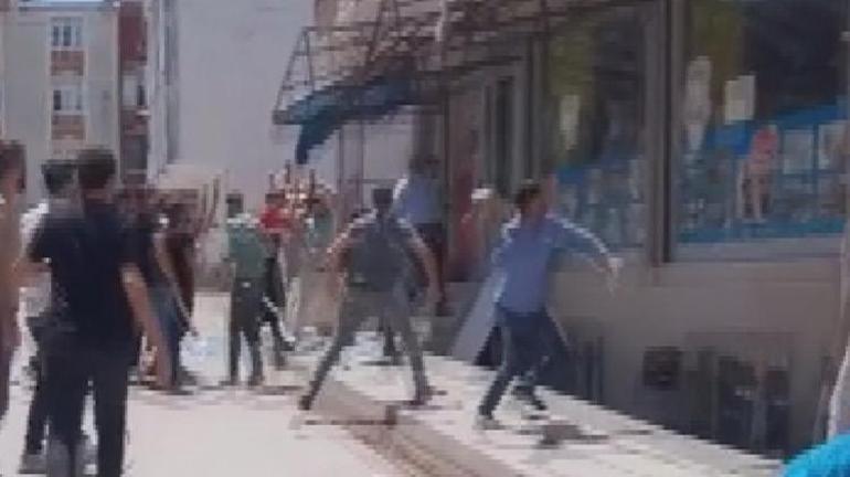 Arnavutköyde kavgalı 2 aile taş ve sopalarla birbirlerinin iş yerlerine saldırdı