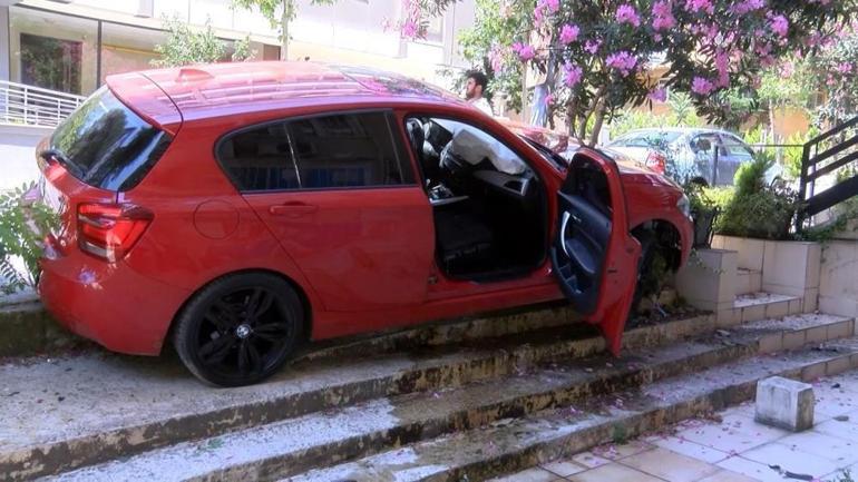 Kadıköy’de otomobil apartmanın bahçesine uçtu: 1 yaralı