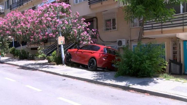 Kadıköy’de otomobil apartmanın bahçesine uçtu: 1 yaralı