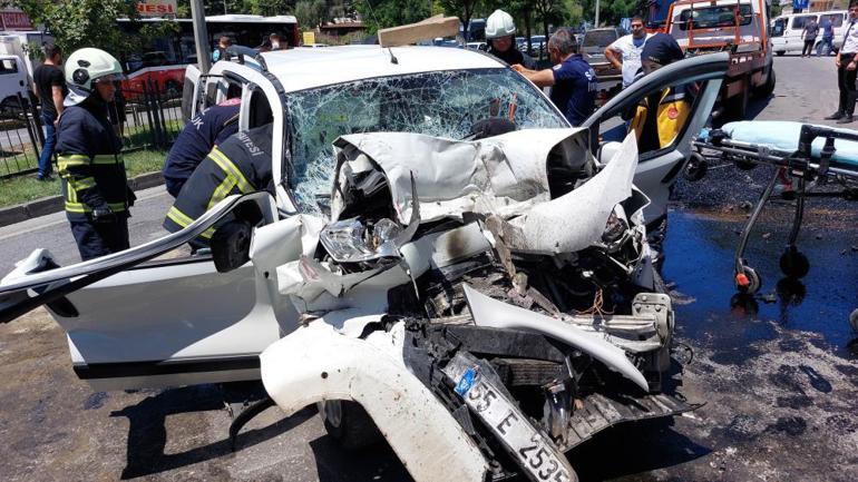 Hafif ticari araç halk otobüsüne çarptı 2 ölü, 3 ağır yaralı