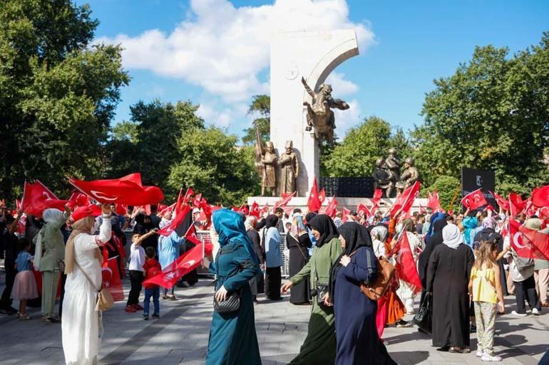 Türkiye aşkına, vatan uğruna 15 Temmuz Demokrasi ve Milli Birlik Günü, binler Saraçhane Meydanına akın ediyor...