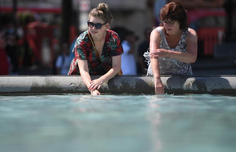 İngiltere’de rekor sıcaklık Süs havuzlarında serinlemeye çalıştılar