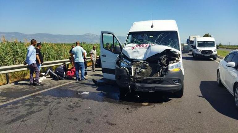 Yolcu minibüsü kamyonete çarptı: 10 yaralı