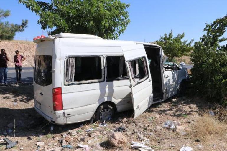 Şanlıurfada işçi servis minibüsü devrildi: 18 yaralı