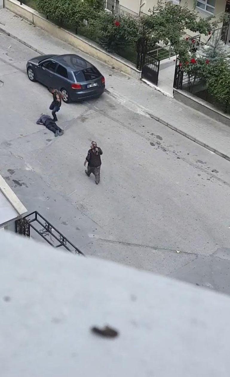Taciz iddiası sonrası çılgına döndü Sokak ortasında dakikalarca tekmeledi