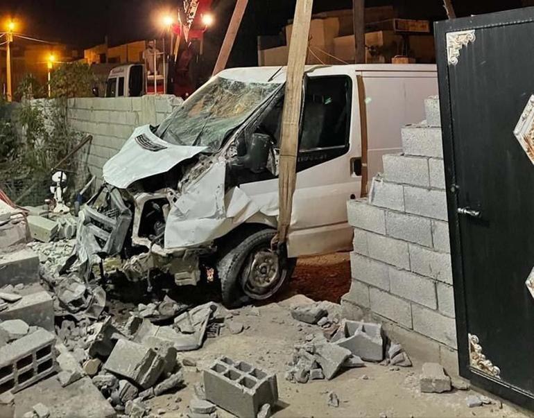 Mardinde kamyonet duvarı yıkarak eve daldı Sağlık ve polis ekipleri sevk edildi