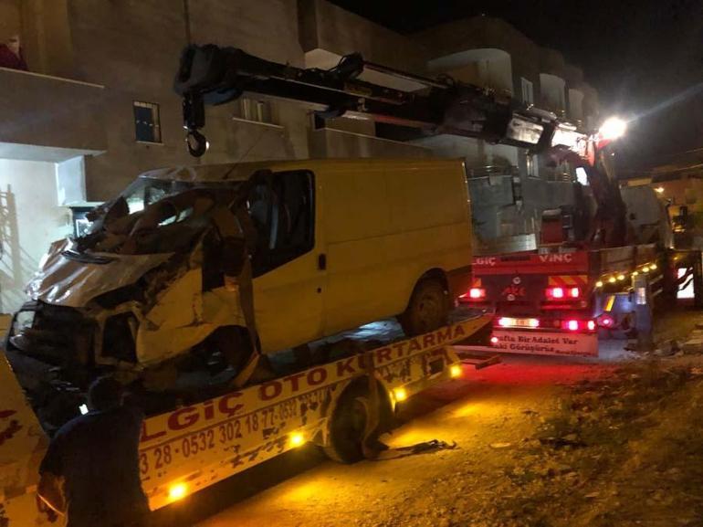 Mardinde kamyonet duvarı yıkarak eve daldı Sağlık ve polis ekipleri sevk edildi