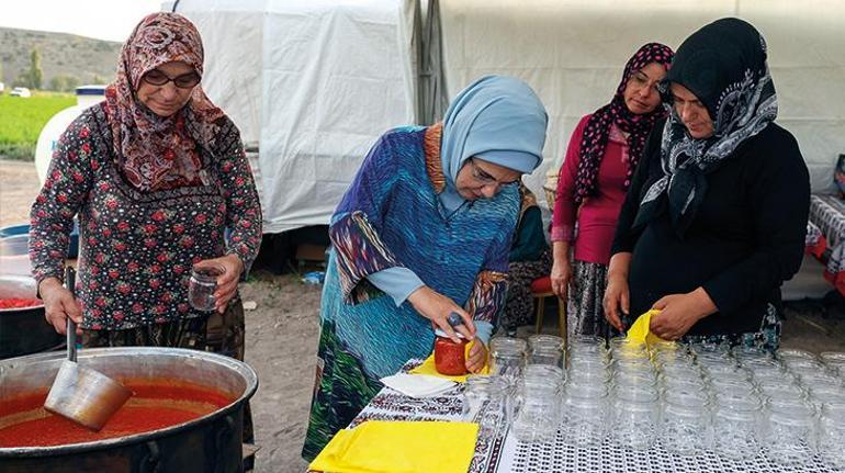 Emine Erdoğan, Ayaşta çiftçi kadınlarla tarladan domates topladı, kışlık menemen yaptı