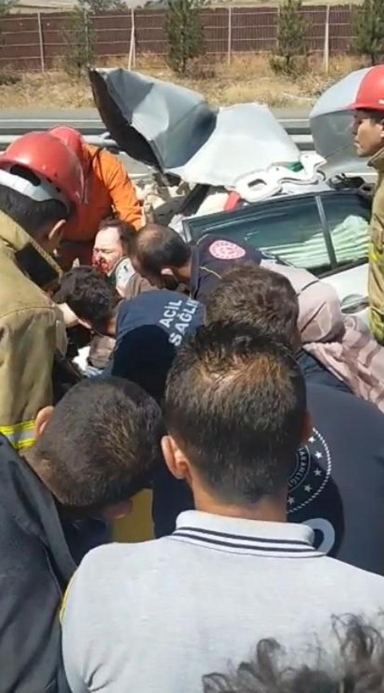 Emniyet şeridindeki TIRa çarpan otomobilde karı koca öldü, oğulları yaralı