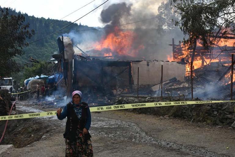 Kastamonuda yangın felaketi Tosya Gökceöz köyünde 10 ev kül oldu