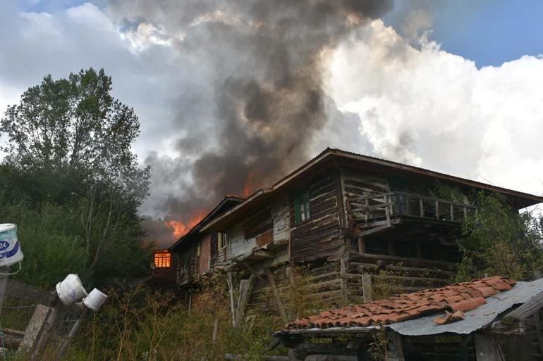 Kastamonuda yangın felaketi Tosya Gökceöz köyünde 10 ev kül oldu