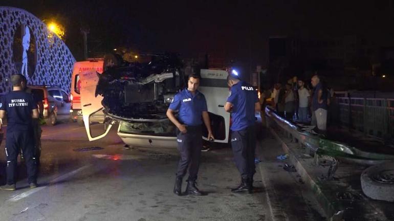 Bursada bariyerlere çarpan servis minibüsü takla attı: 1 yaralı