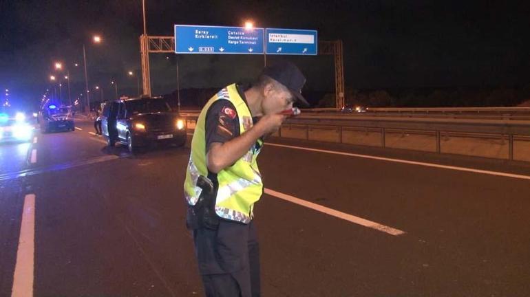 Kaza yapan motosikletteki Türk Bayrağını gören jandarma önce öptü sonra ekip aracına koydu