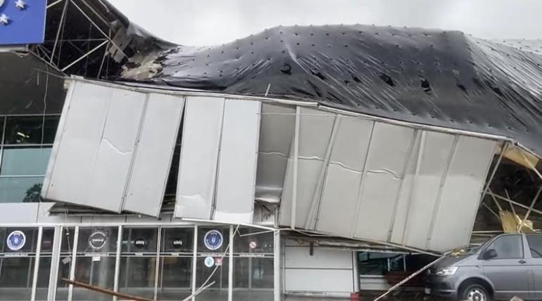 Bursada otobüs terminaline yıldırım düştü Çatı çöktü, ağaçlar yıkıldı