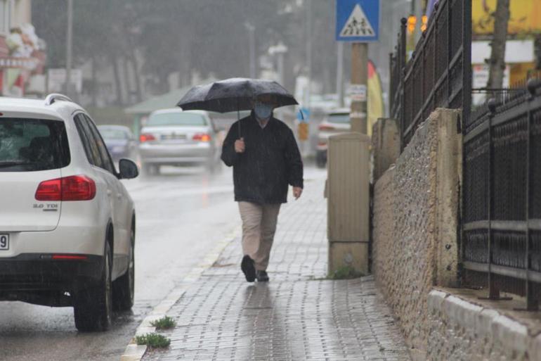 Meteorolojiden son dakika kuvvetli yağmur açıklaması Sıcaklıklar düşecek, günü belli oldu İstanbul da dahil 24 ilde başlıyor