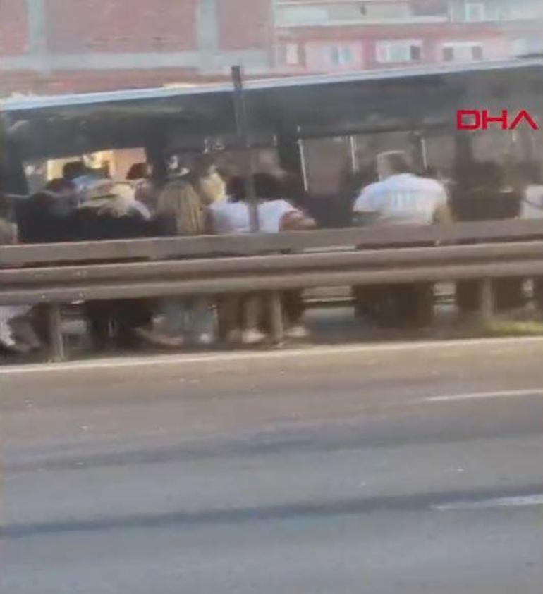 4 metrobüsün çarpıştığı kazada 99 kişi yaralandı Olayla ilgili soruşturma başlatıldı
