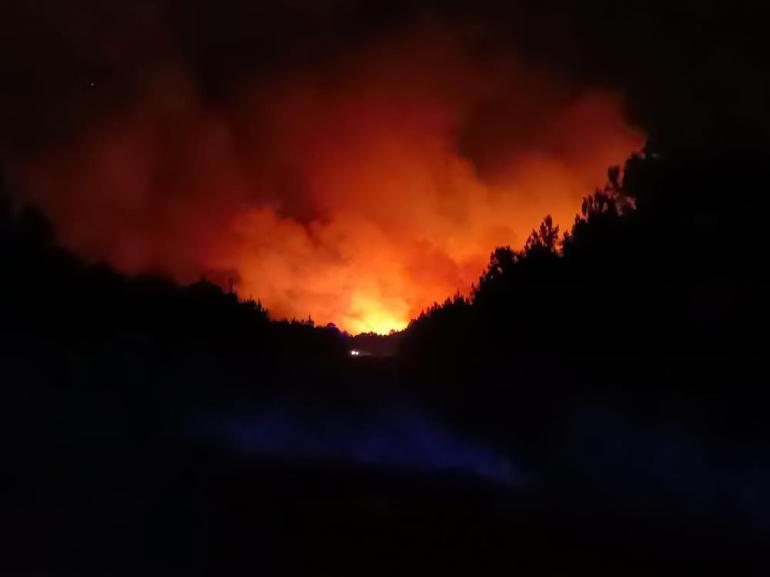 Fransada orman yangını evlere sıçradı Bin 300 hektar alan yandı, 540 kişi tahliye edildi