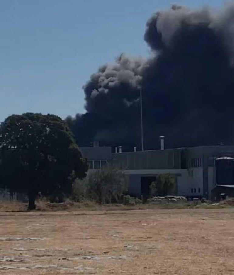 İzmirde fabrika yangını İtfaiye ekipleri seferber oldu