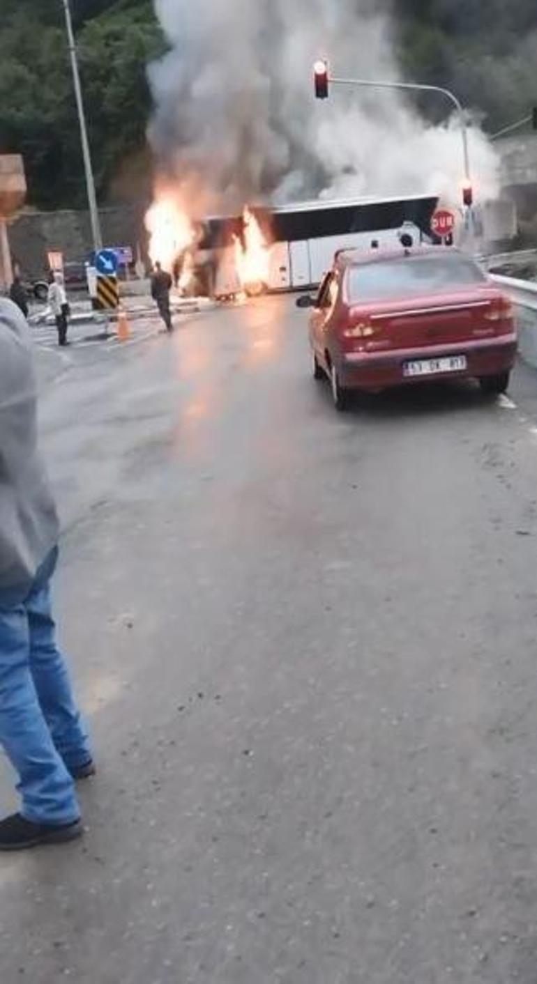 Artvin’de seyir halindeki yolcu otobüsü alev alev yandı