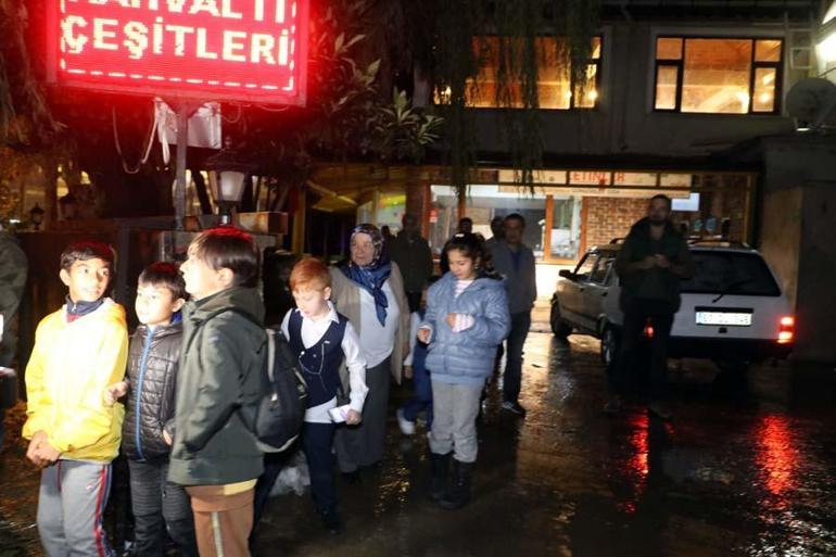 Zonguldakta dere taştı, restoranda doğum günü kutlayanlar mahsur kaldı