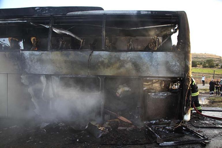 Seyir halindeki yolcu otobüsü alev alev yandı; o anlar kamerada