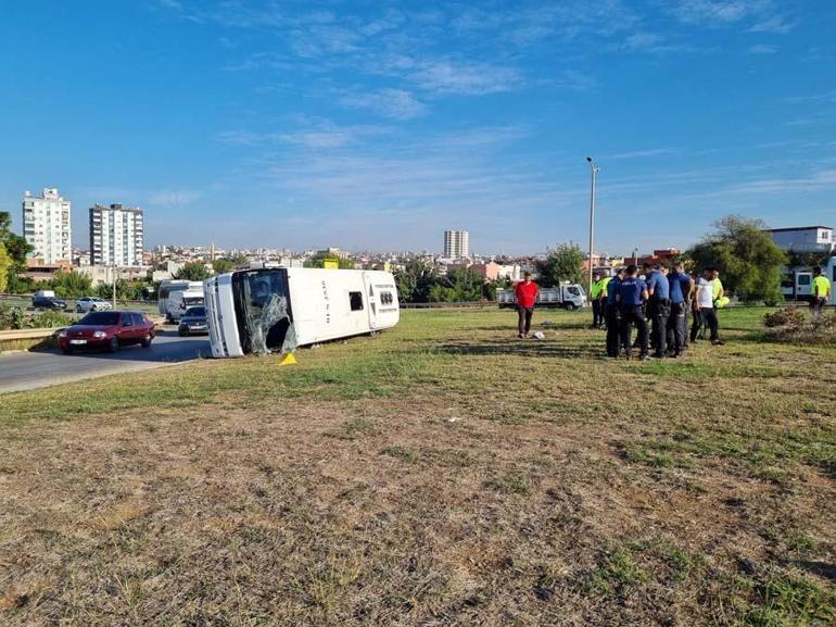 Adanada işçi servisi devrildi: 2si ağır 16 yaralı