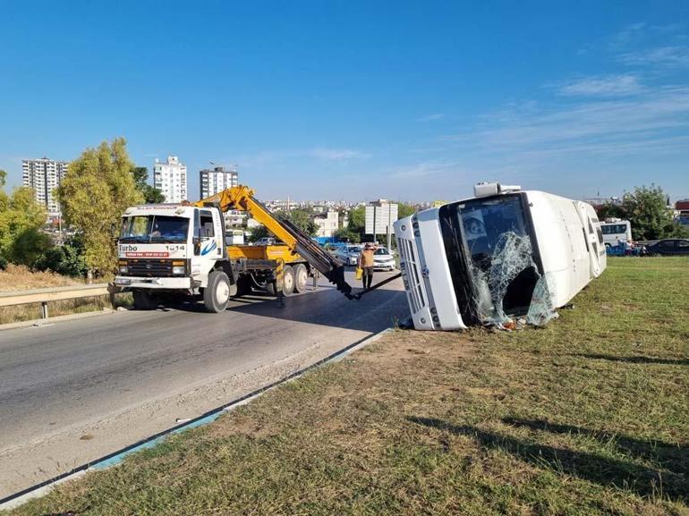 Adanada işçi servisi devrildi: 2si ağır 16 yaralı