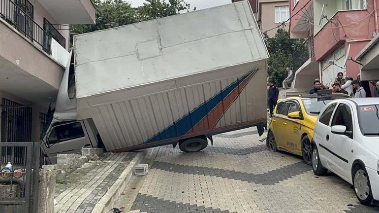 Üsküdarda yokuştan kayan kamyonet 4 katlı apartmana çarptı