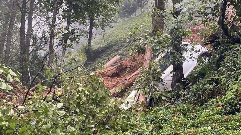 Rizede heyelan; 31 köy yolu kapandı, 1 cip toprak altında kaldı