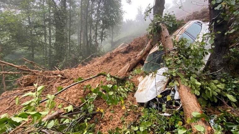 Rizede heyelan; 31 köy yolu kapandı, 1 cip toprak altında kaldı