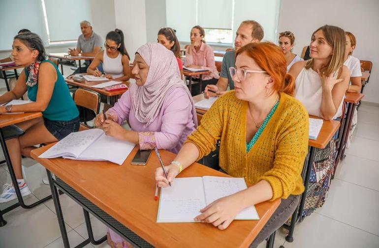 Ruslar ile Ukraynalılar aynı sınıfta Türkçe öğreniyor