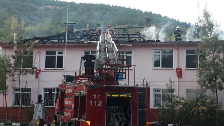 Öğrenciler dersteydi Okulun çatısında yangın çıktı
