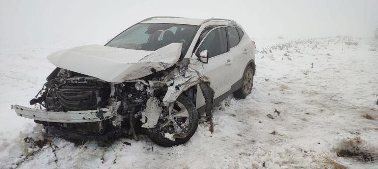Sis ve buzla kaplanan Sahara Geçidinde TIR ile otomobil çarpıştı: 2 yaralı
