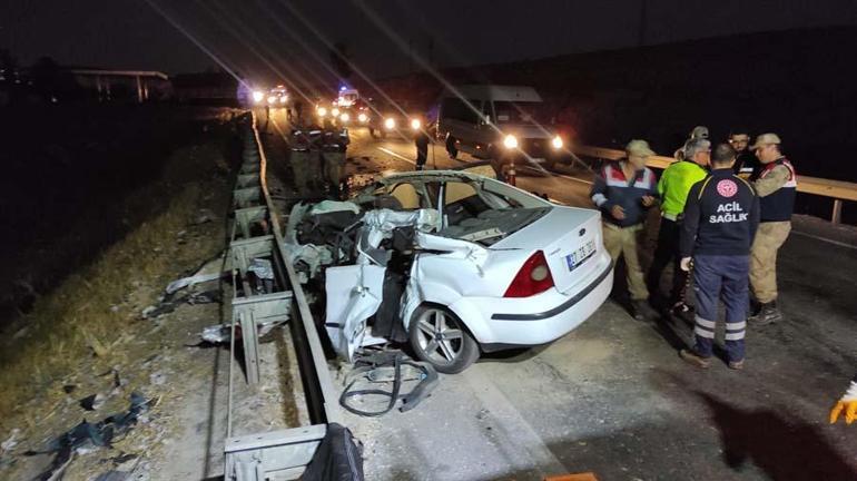 Şanlıurfada TIRla çarpışan otomobilin tavanı yırtıldı, motoru koptu: 2 ölü, 1 yaralı