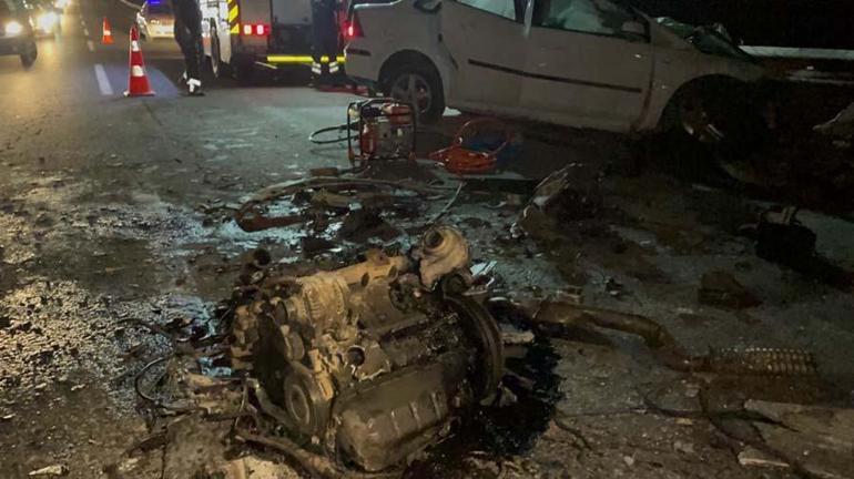 Şanlıurfada TIRla çarpışan otomobilin tavanı yırtıldı, motoru koptu: 2 ölü, 1 yaralı