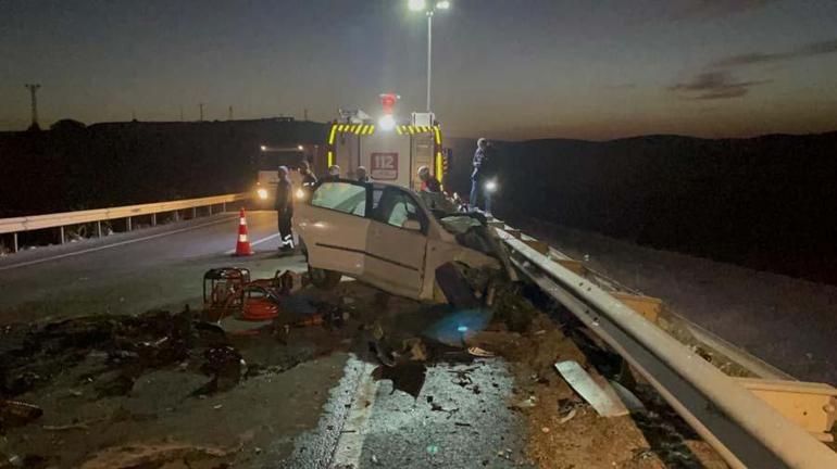 Şanlıurfada TIRla çarpışan otomobilin tavanı yırtıldı, motoru koptu: 2 ölü, 1 yaralı